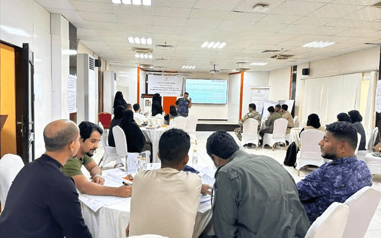 العقيد المشجري يطلع على سير الدورة التدريبية لتعزيز قدرات وحدة مكافحة الابتزاز الإلكتروني بالمكلا