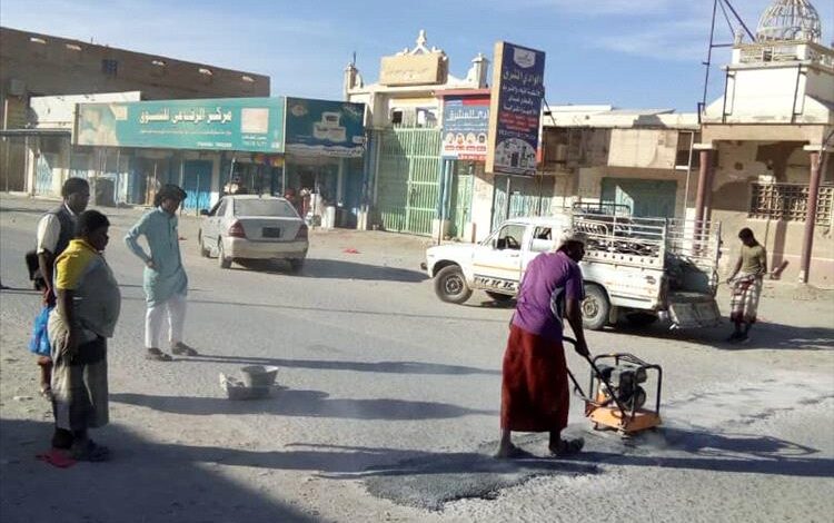 القطن: مكتب الاشغال والطرق يستأنف حملتة بردم حفر بالمديرية .