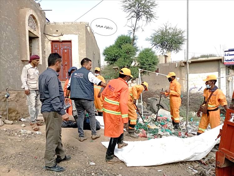 بتمويل من الهيئة الطبية الدولية.. السلطة المحلية بالحصين تدشن أعمال النظافة في مركز المديرية