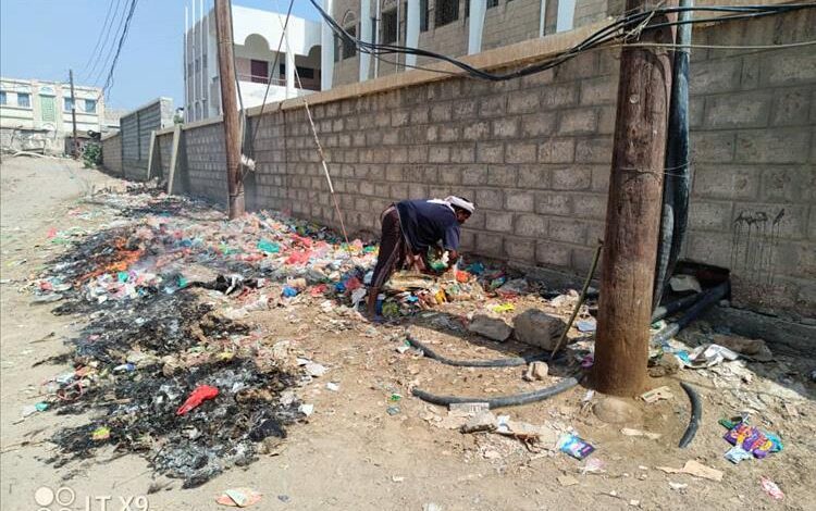 جهود تطوعية لحماية الكيبل الكهربائي في ثانوية الحصن بأبين