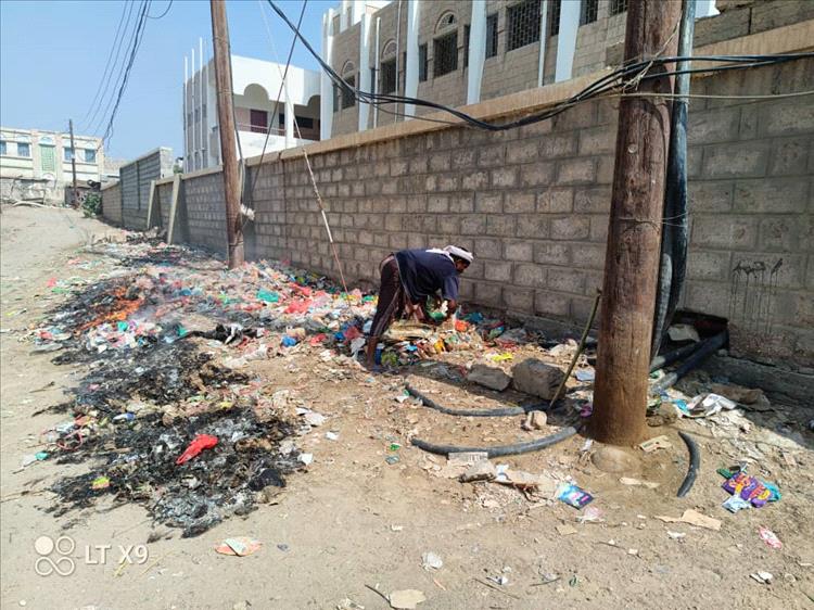 جهود تطوعية لحماية الكيبل الكهربائي في ثانوية الحصن بأبين