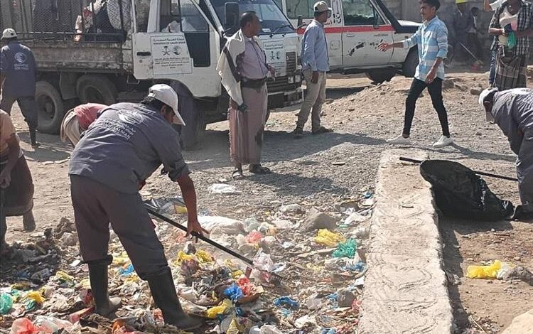 حملة لإزالة المخلفات الصلبة من أحياء مديرية الخوخة