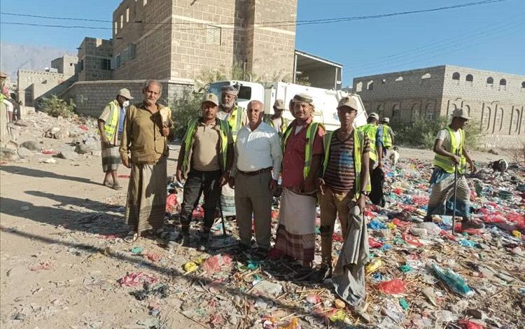 مدير تربية لودر يشارك في حملة النظافة أمام بوابة مجمع البنات التعليمي بزارة