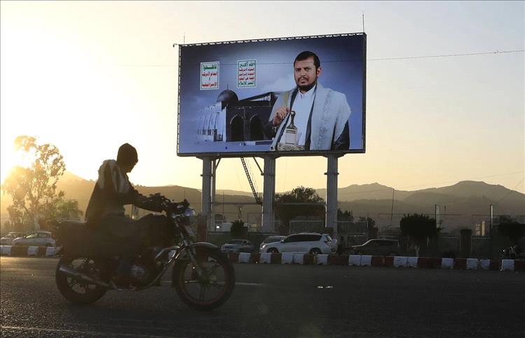 مسؤول حكومي: عبدالملك الحوثي يعاني غيبوبة سياسية.. وهكذا سيكون مصيره!