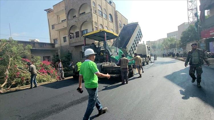 وكيل أول محافظة تعز يتفقد سير العمل في مشروع زفلتة شارع الغرفة التجارية