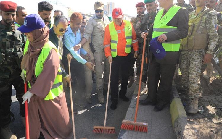 محافظ تعز يدشن حملة نظافة شاملة في شوارع المدينة