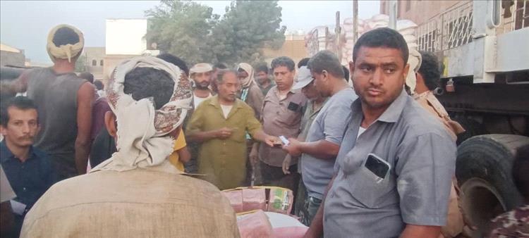 مدير الحوطة يدشن عملية صرف الأعلاف المركزية والأملاح المعدنية لمربي الأغنام والماشية