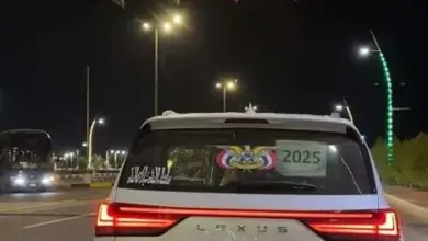 شاب-يمني-يُثير-جدلاً-واسعاً-بلوحة-أجرة-على-سيارته-”لكزس-2025”-الفارهة