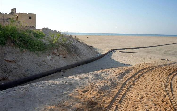 عضو مجلس القيادة الرئاسي البحسني يزور ميناء الضبة النفطي ويتتبع خط لأنبوب نفط غير قانوني