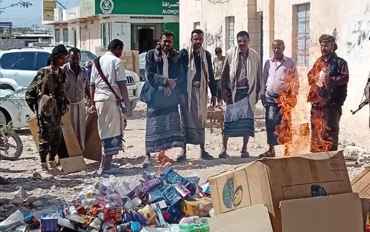 مكتب الصناعة بروضة شبوة يتلف 2 طن من المواد الغذائية وادوات التجميل و عطورات منتهية الصلاحية