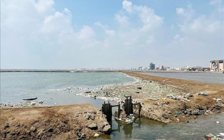 أكوام النفايات تُغرق أحواض الملح في عدن وسط غياب الحلول البيئية