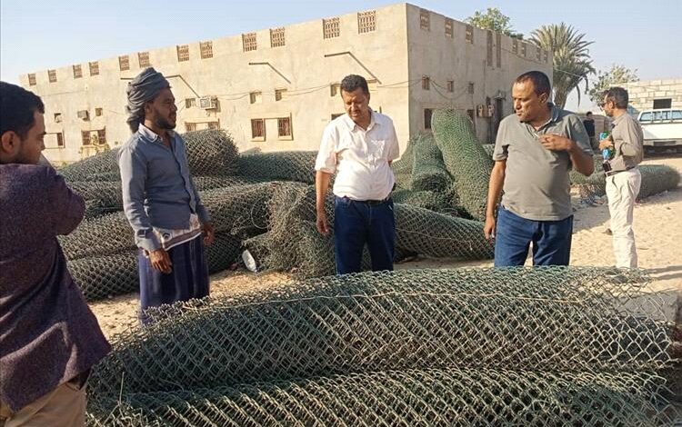 بتوجيهات المحافظ ابن الوزير.. الفريق الهندسي يحدد موقع ونوعية الدفاعات لحماية جلعة رضوم الساحلية من السيول والفيضانات