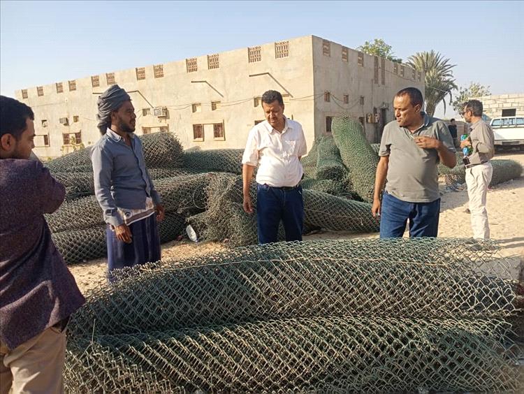 بتوجيهات المحافظ ابن الوزير.. الفريق الهندسي يحدد موقع ونوعية الدفاعات لحماية جلعة رضوم الساحلية من السيول والفيضانات