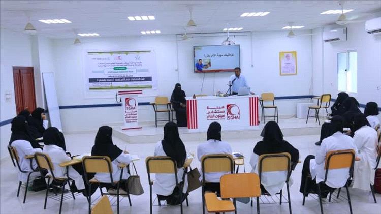 دائرة المرأة بالجامع تقيم ورشة حول فن التعامل مع المرضى (الدعم النفسي) في سيئون