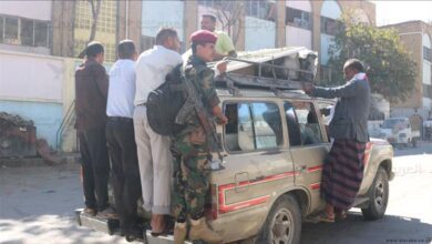 ركاب على أسطح وجوانب السيارات في اليمن... خطر متكرر