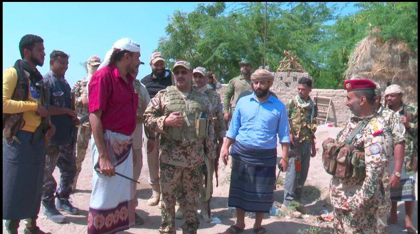 طارق صالح يتفقد خطوط التماس في محور الحديدة ويهنئ المقاتلين بقدوم شهر رمضان