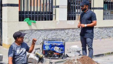 عدن .. بن جرادي يطلع على أعمال إصلاح أنابيب المياه المتهالكة في أحياء المديرية