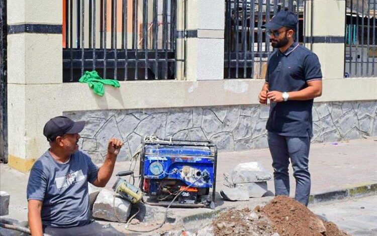 عدن .. بن جرادي يطلع على أعمال إصلاح أنابيب المياه المتهالكة في أحياء المديرية