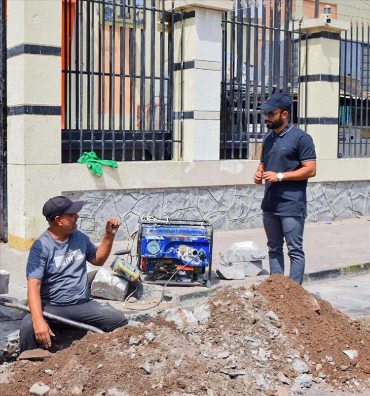 عدن .. بن جرادي يطلع على أعمال إصلاح أنابيب المياه المتهالكة في أحياء المديرية