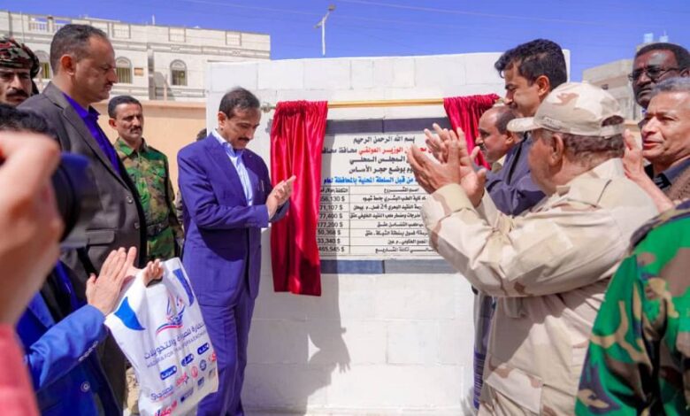 محافظ شبوة يضع حجر الأساس لعدد من المشاريع بالمحافظة