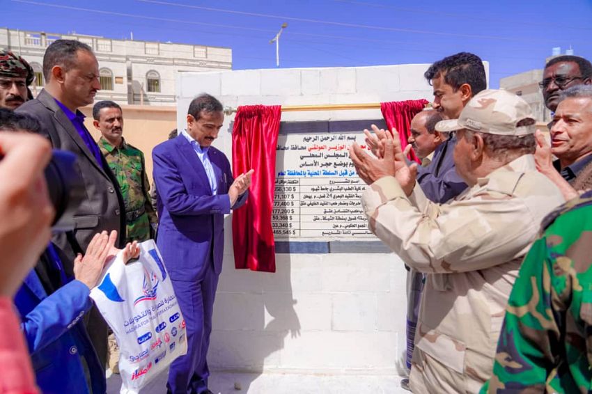 محافظ شبوة يضع حجر الأساس لعدد من المشاريع بالمحافظة