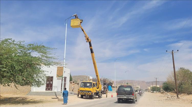 مدير عام شبام يدشن العمل في تنفيذ أعمال تركيب وصيانة إنارة الخطوط الرئيسية بالمديرية