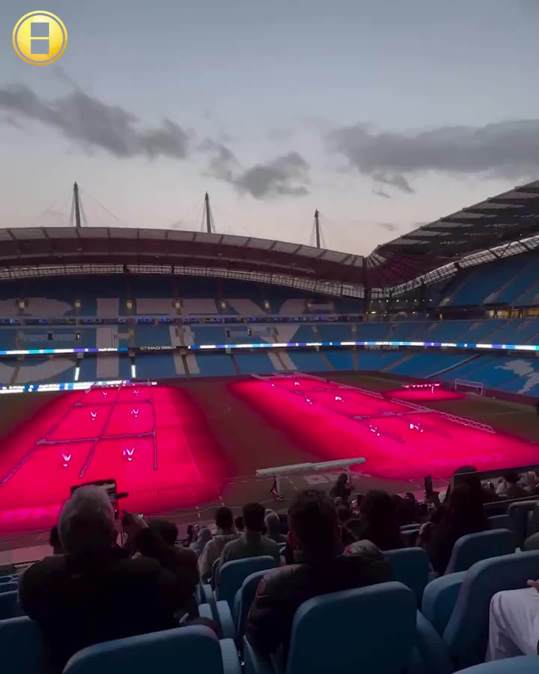 لقطة رائعة: لحظة رفع آذان المغرب في ملعب الاتحاد مع حضور وافطار الصائمين!