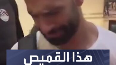 صدمة محمد صلاح لحظة توقيعه قميصًا لمشجع مصري