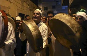 في اليمن مدفع بشري والجزائر يزينوا القبور والرصاص بالسودان.. أعرف أغرب تقاليد رمضان بالدول العربية