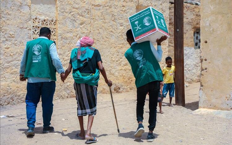 مركز الملك سلمان للإغاثة والأعمال الانسانية يوزع مساعدات غذائية طارئة بمديرية غيل باوزير