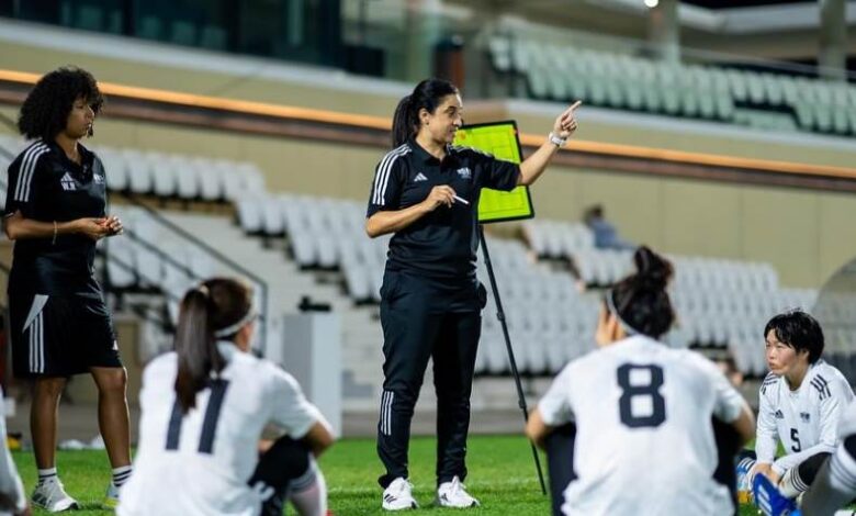 سارة حسنين رفقة لاعبات نادي أبو ظبي الإماراتي