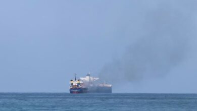 إجلاء طاقم ناقلة نفط روسية تعرضت لقصف أمريكي في ميناء رأس عيسى