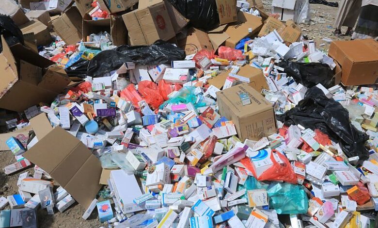 اتلاف 4 اطنان من الادوية المهربة والتالفة ومنتهية الصلاحية والمحرزة بمأرب