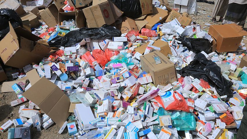 اتلاف 4 اطنان من الادوية المهربة والتالفة ومنتهية الصلاحية والمحرزة بمأرب