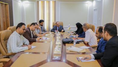 اجتماع برئاسة وزير النقل يناقش جهود تسريع تنفيذ مشروع ميناء سقطرى الإستراتيجي