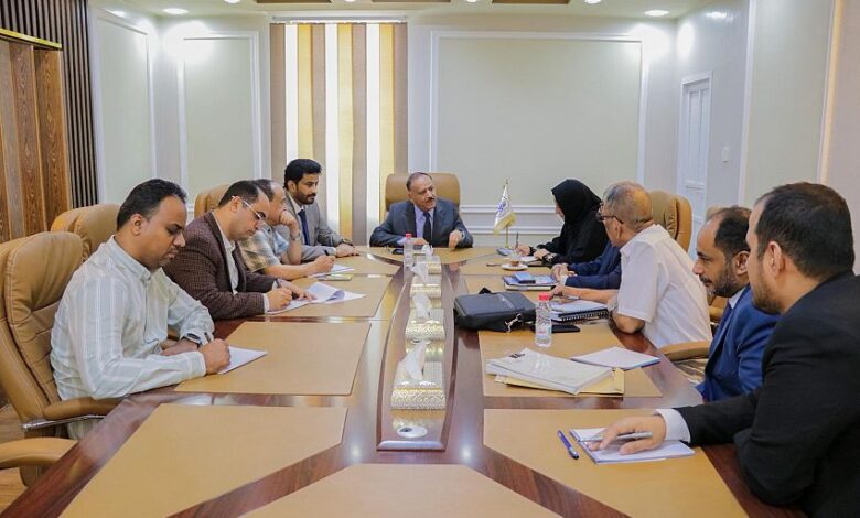 اجتماع برئاسة وزير النقل يناقش جهود تسريع تنفيذ مشروع ميناء سقطرى الإستراتيجي