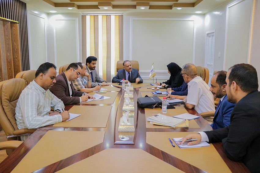 اجتماع برئاسة وزير النقل يناقش جهود تسريع تنفيذ مشروع ميناء سقطرى الإستراتيجي