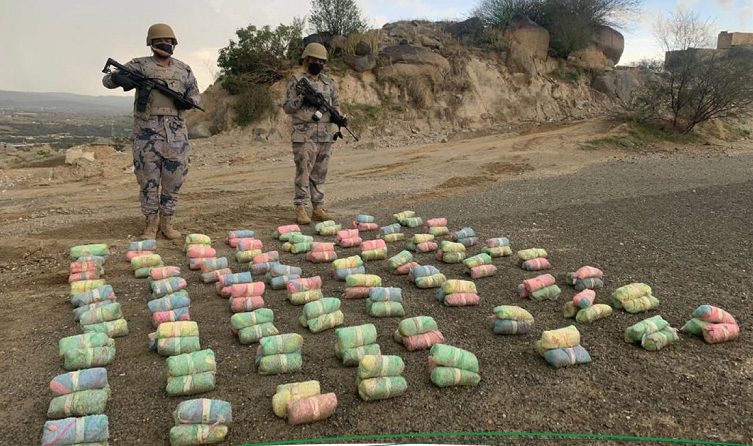 القبض على 6 مخالفين لنظام أمن الحدود في جازان لتهريبهم 120 كيلوجرامًا من القات