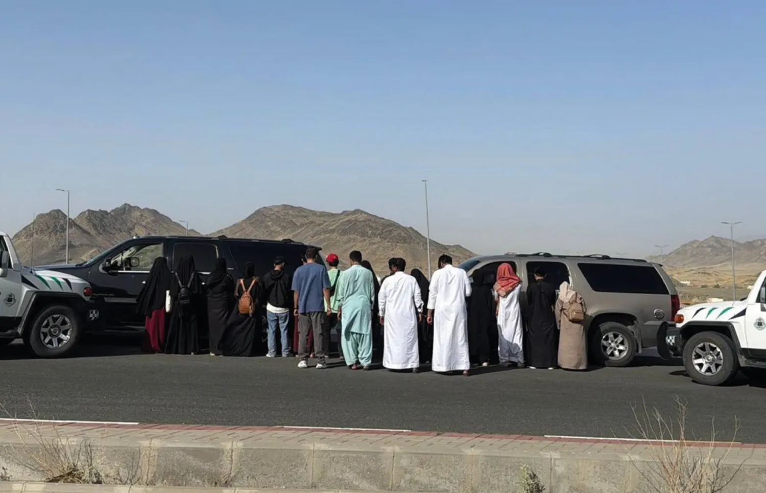 ضبط 6 وافدين و14 مواطنًا لنقلهم 99 حاجًا بلا تصاريح لمكة