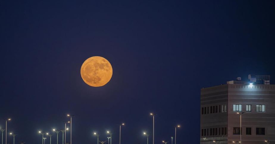 "فلكية جدة": قمر التربيع الأخير يُزين السماء اليوم