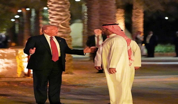 ولي العهد يصطحب ترمب في جولة بعربة جولف بالدرعية