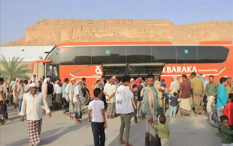 142 حاج يغادرون مدينة سيئون إلى بيت الله الحرام