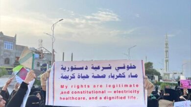 "ثورة النسوان" تعود إلى شوارع عدن رفضاً لانهيار الخدمات