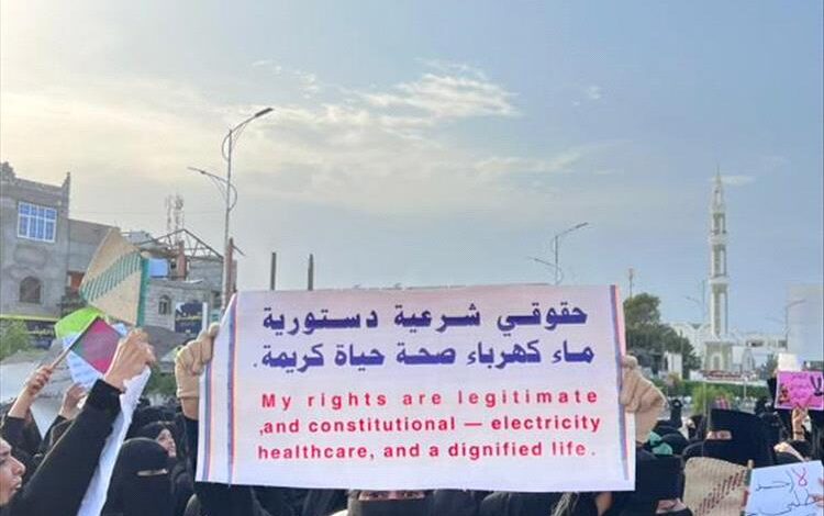 "ثورة النسوان" تعود إلى شوارع عدن رفضاً لانهيار الخدمات