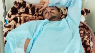 أبناء حمة يطمئنون على صحة الشيخ علي الجلادي بعد خضوعه لعملية جراحية بيافع لبعوس