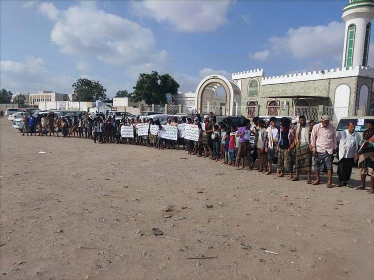 أبناء قبيلة العزيبة في لحج ينفذون وقفة احتجاجية للمطالبة بالعدالة في قضية مقتل الشاب عادل عبيد