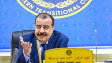 أحمد بن بريك يوجه نقدًا لاذعًا لأداء المجلس الانتقالي: قرارات مرتجلة وهيكلة عشوائية وغياب للكفاءة