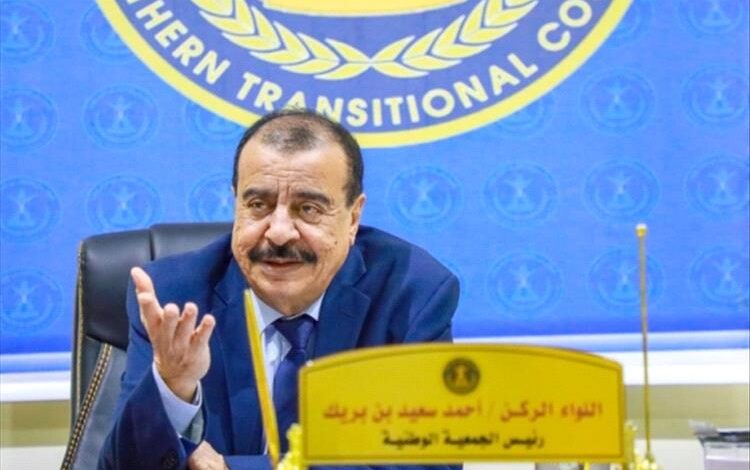 أحمد بن بريك يوجه نقدًا لاذعًا لأداء المجلس الانتقالي: قرارات مرتجلة وهيكلة عشوائية وغياب للكفاءة