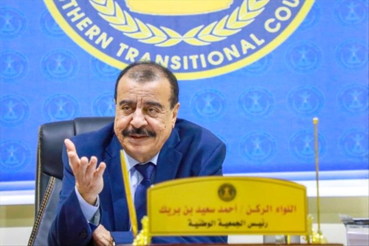 أحمد بن بريك يوجه نقدًا لاذعًا لأداء المجلس الانتقالي: قرارات مرتجلة وهيكلة عشوائية وغياب للكفاءة