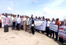أساتذة جامعات عدن ولحج وأبين وشبوة في وقفة احتجاجية ثانية أمام مقر التحالف: مطالبنا مشروعة ولن نتراجع